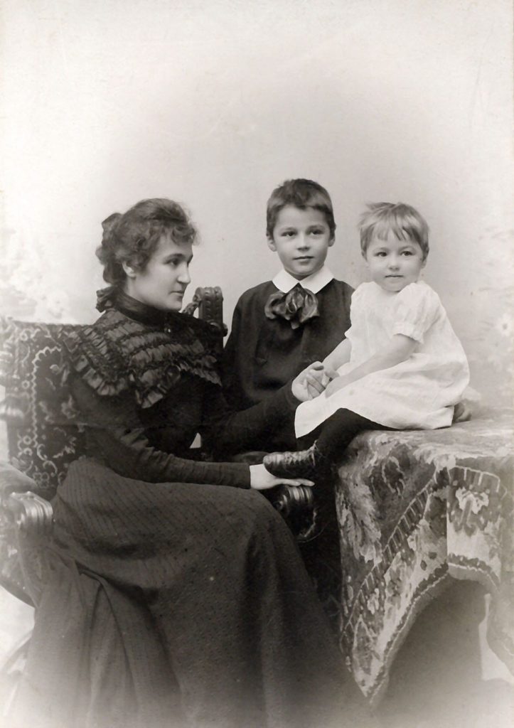 De äldsta barnen Heikki och Leena med sin mor